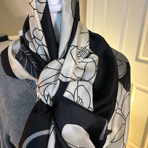 ⭐️ ⭐️⭐️⭐️⭐️ This 5 Star Winner! Camilla Flower with Major CC Vibes! ⭐️⭐️⭐️⭐️⭐️ - Picture 4 of 4